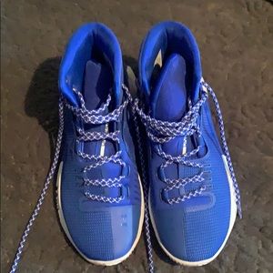 Boys 5.5 under Armour shoes